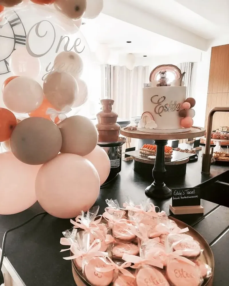 Roze dessertbuffet met ballonnen, chocoladefontein en koekjes