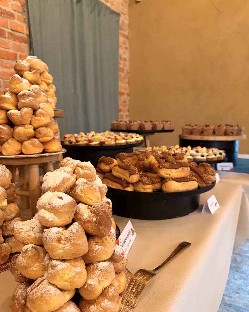 Dessertbuffet met soezenpiramides, éclairs en mini-taartjes