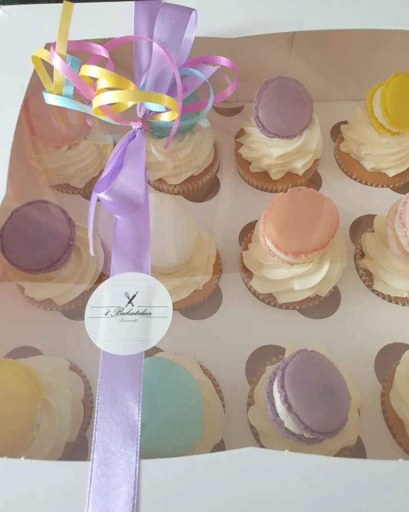 Doos cupcakes met een macaron bovenop