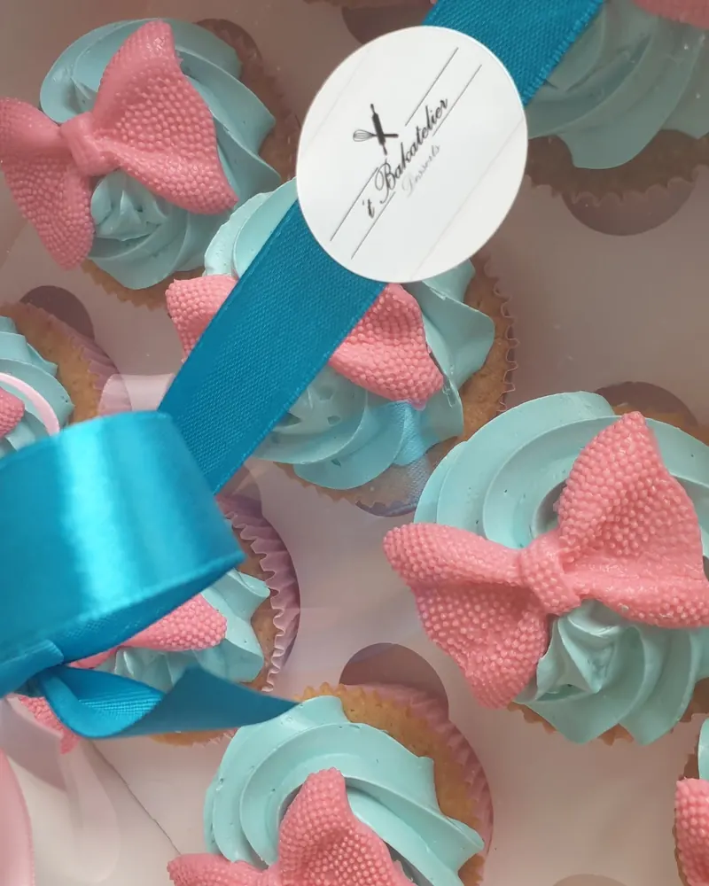 Mintgroene cupcakes met roze strikjes