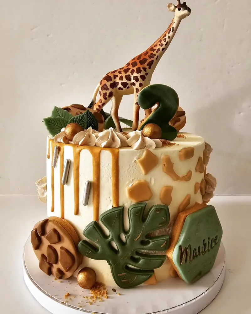 Drip cake met giraf en jungleblad