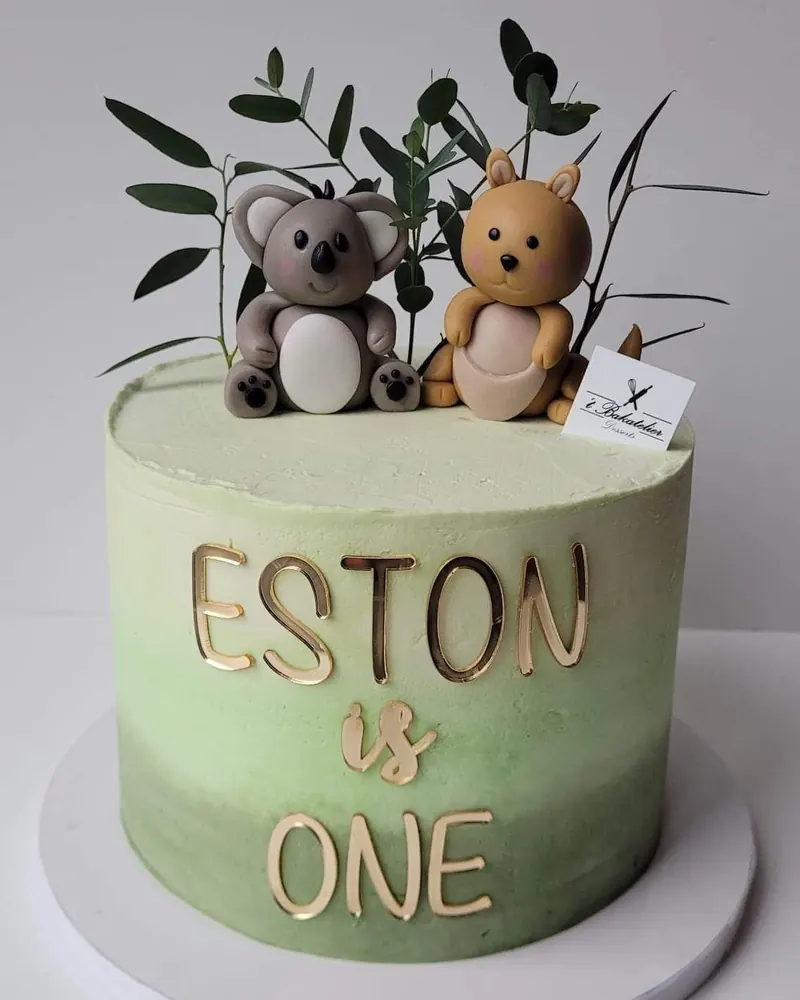 Mintgroene taart met koala- en teddyfiguurtjes