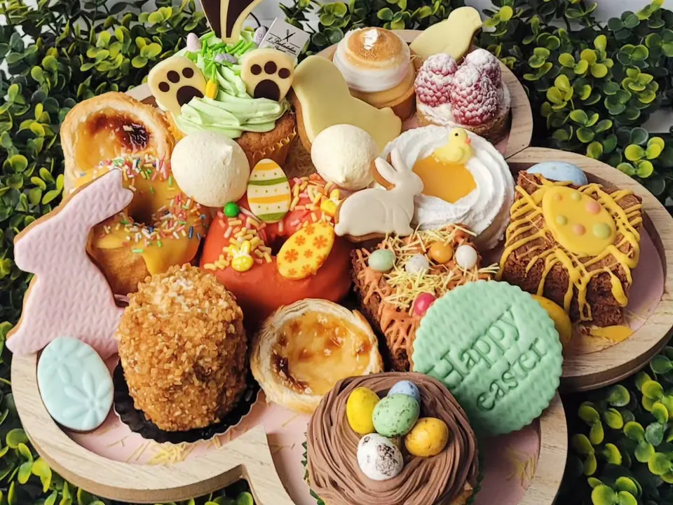 Schaal met assortiment mini-desserts