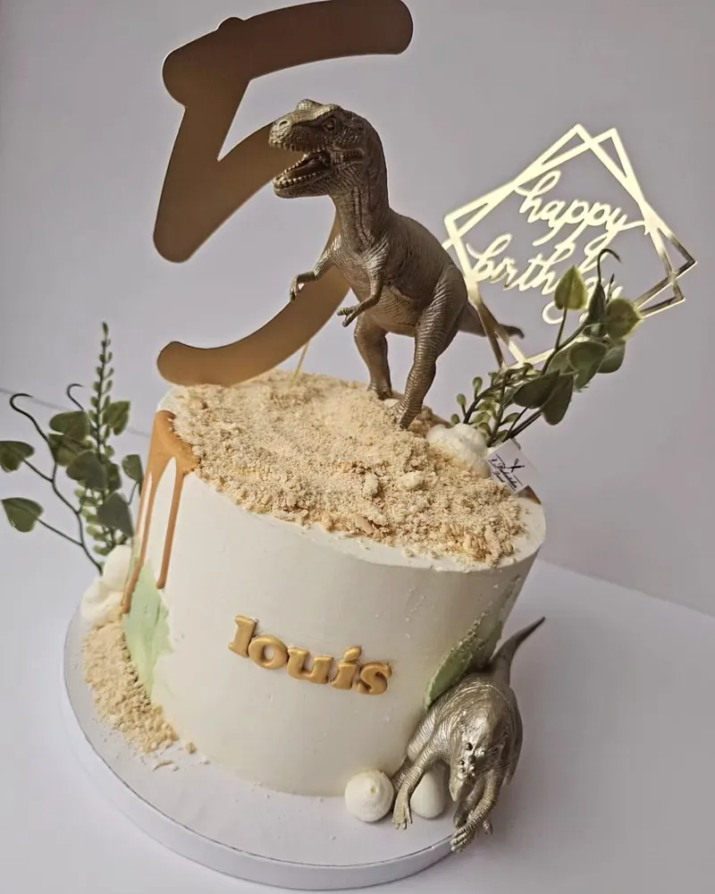 Witte taart met dinosaurussen en cijfer 5