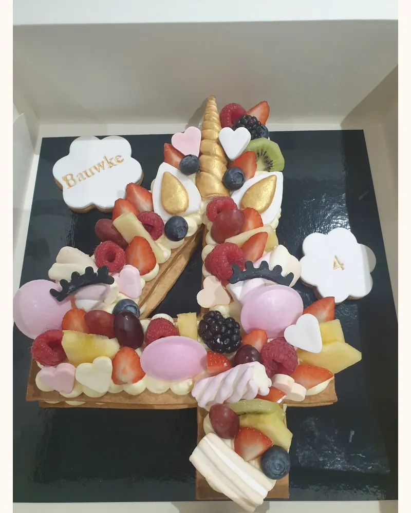 Cijfertaart 4 met fruit en een eenhoornhoorn