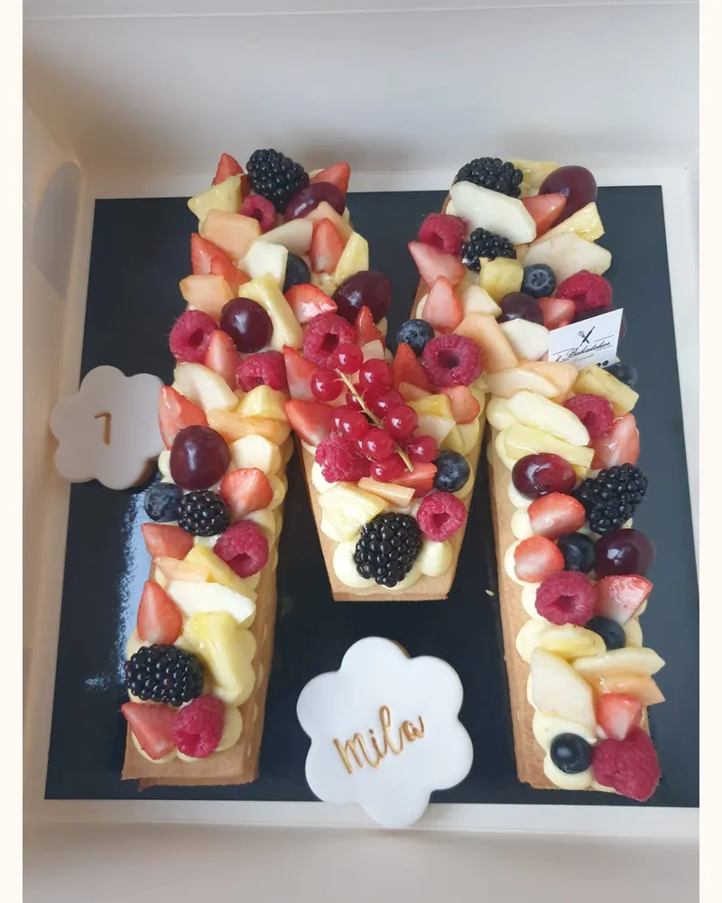 Lettertaart M met vers fruit