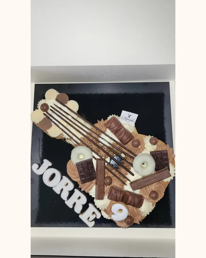 Chocoladetaart in de vorm van een gitaar
