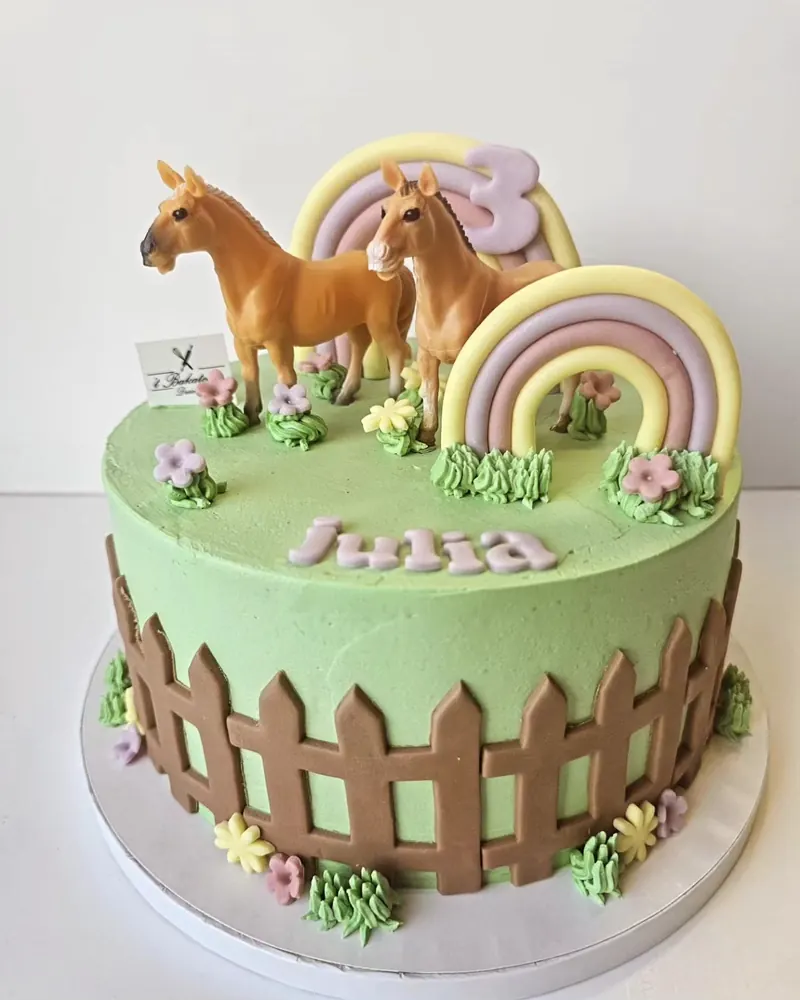 Groene taart met paarden, regenboog en een hekje