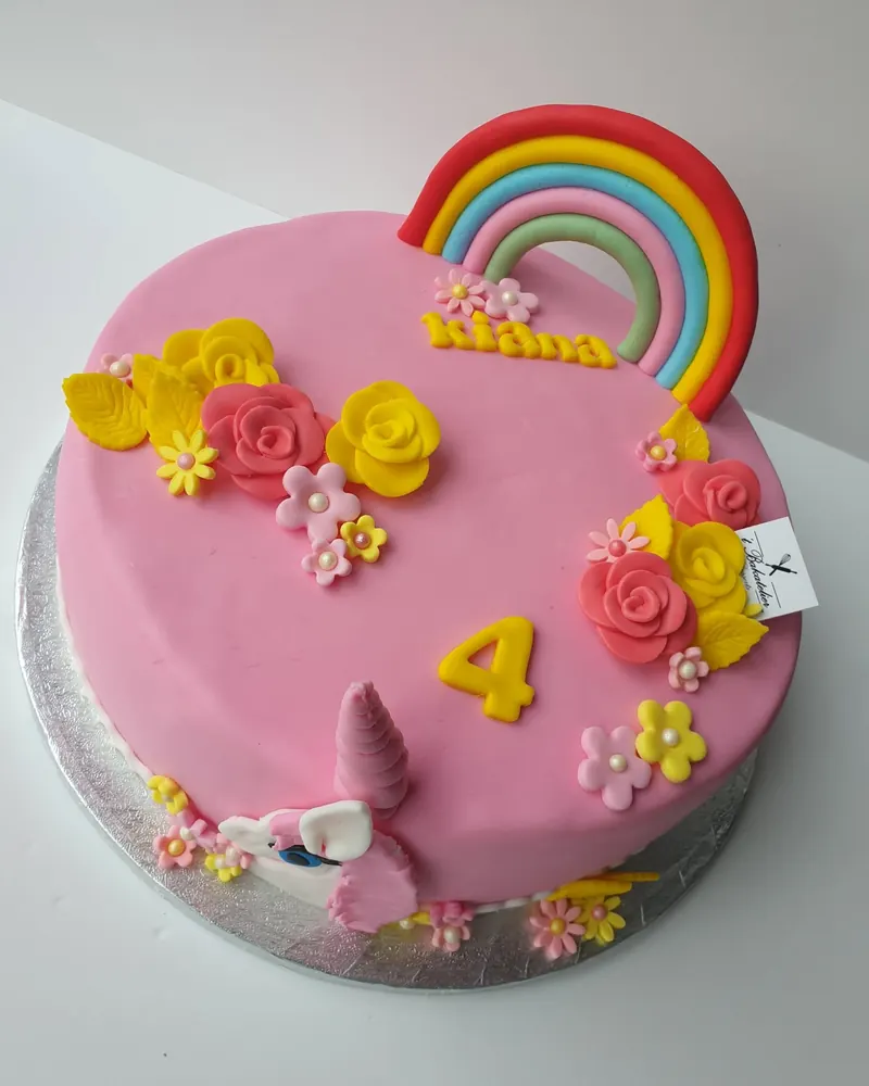 Roze taart met regenboog, bloemen en cijfer 4