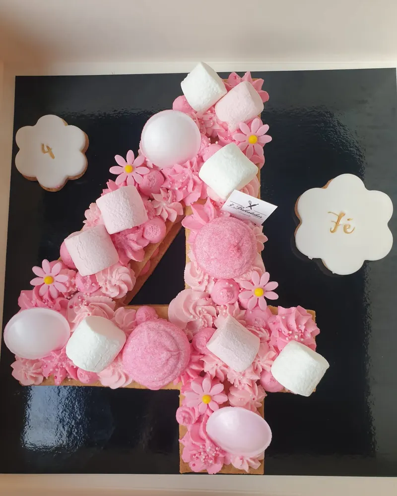 Roze cijfertaart 4 met snoep en bloemetjes